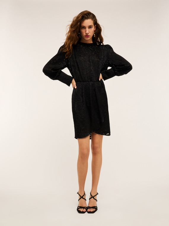 Vestido mini cruzado en raso devor&eacute;