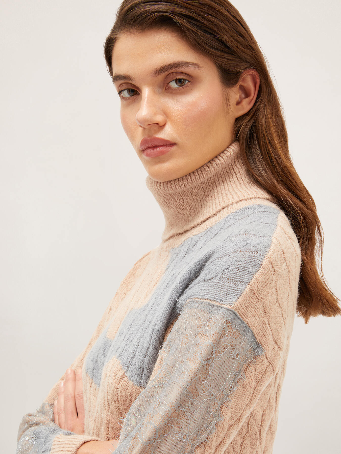 Jersey de cuello alto en jacquard con encaje patchwork image number 3