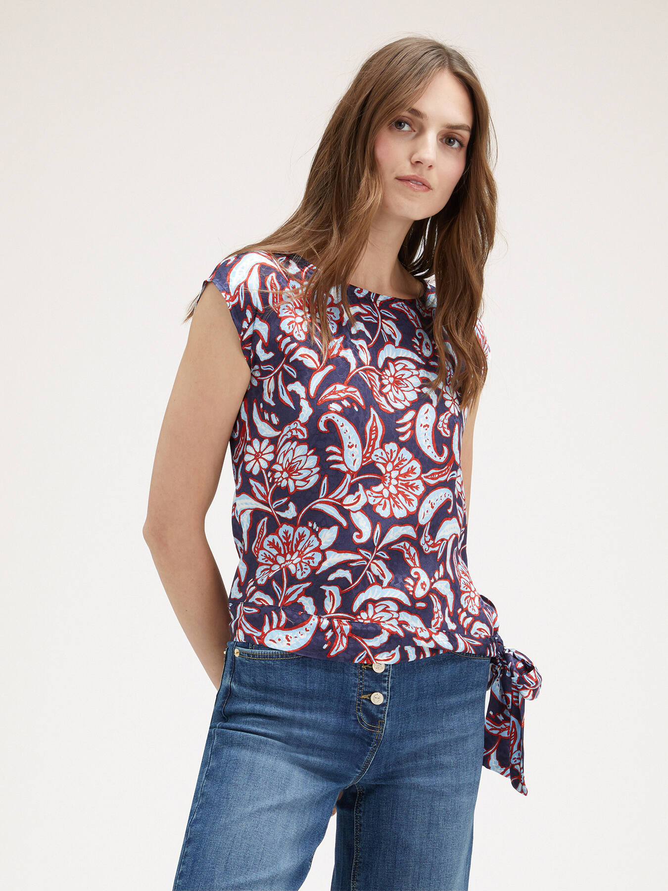 Blusa de raso con estampado tipo fular con nudo image number 0
