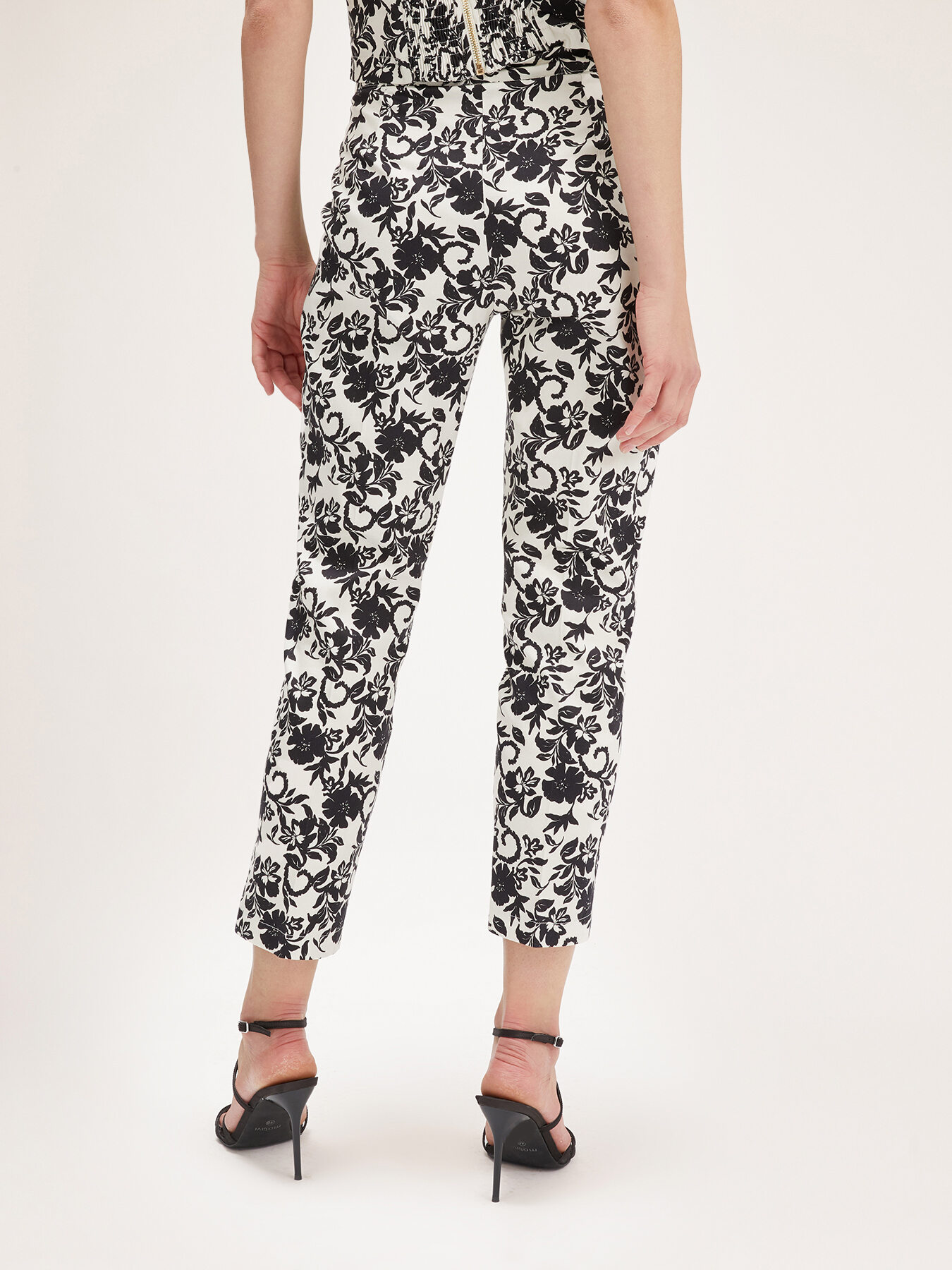 Regular floral pattern trousers image number 1
