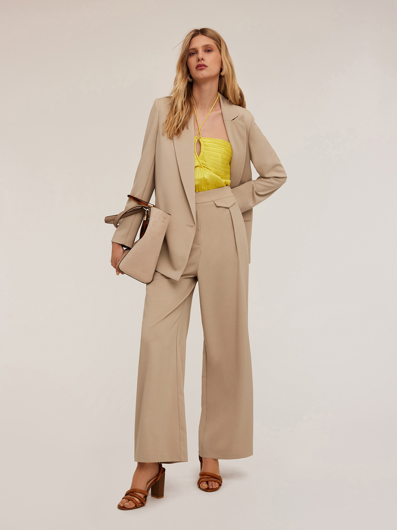 Pantal&oacute;n modelo palazzo con pliegues y dise&ntilde;o de bolsillos image number 2
