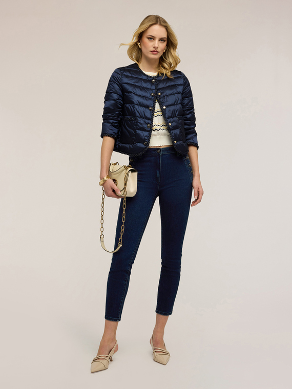 Jeans skinny con bottoni decorativi