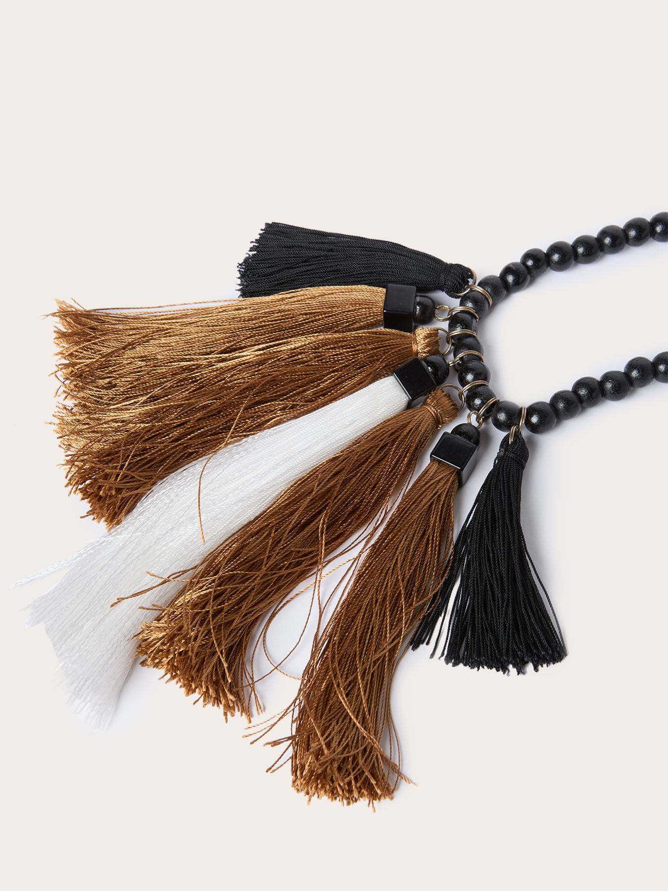 Collana girocollo con perline in legno e pendenti a nappe image number 2