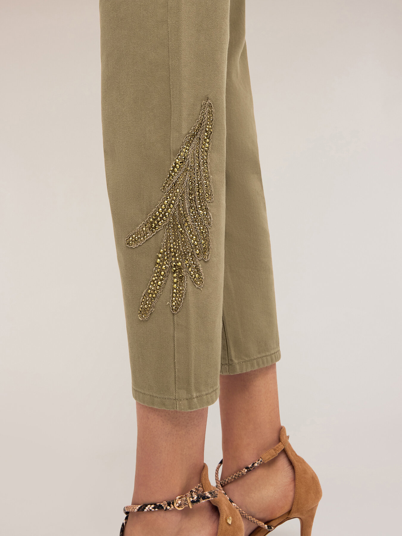 Pantaloni chino con patch ricamato image number 3