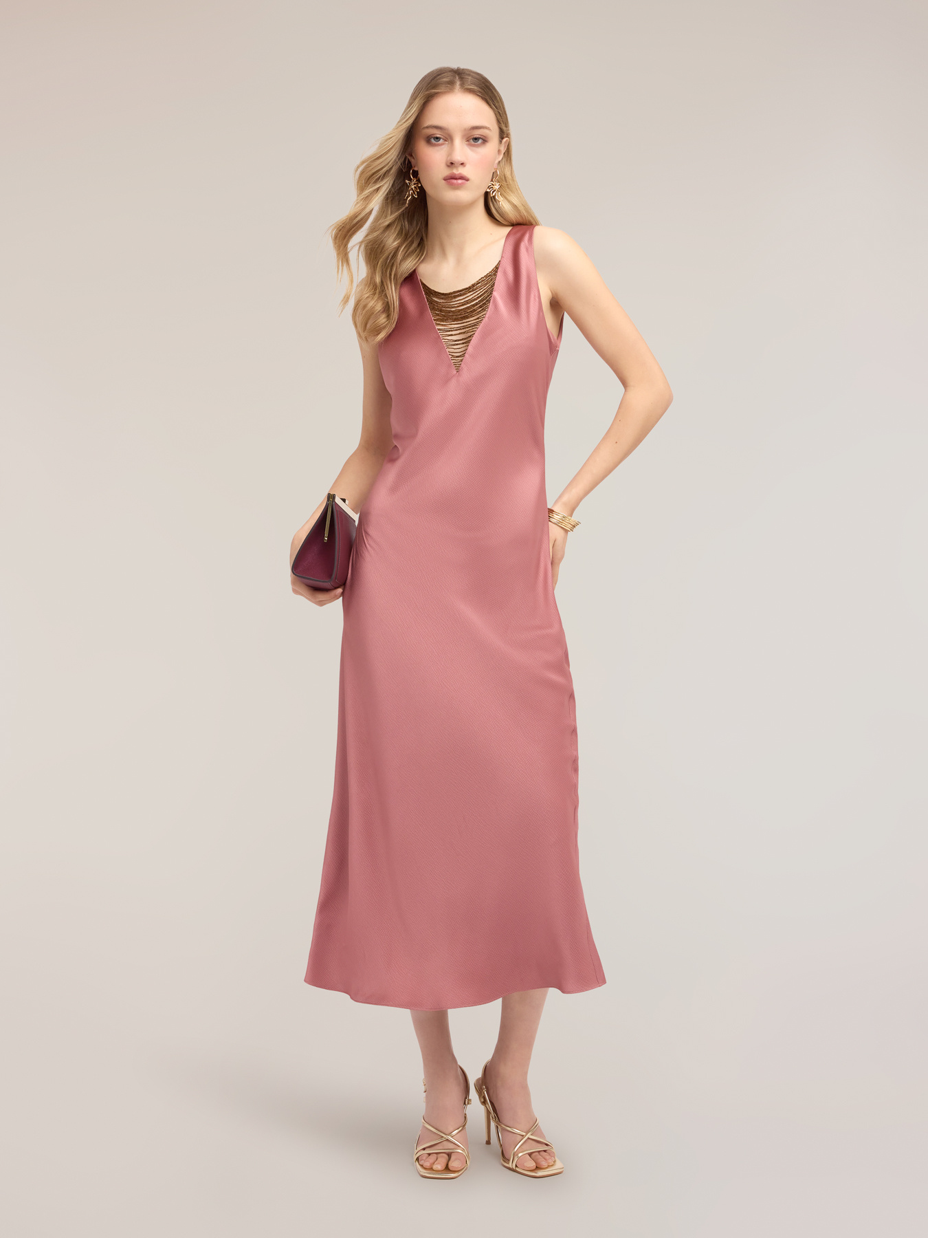 Langes Kleid aus Satin mit Kettendetail image number 0
