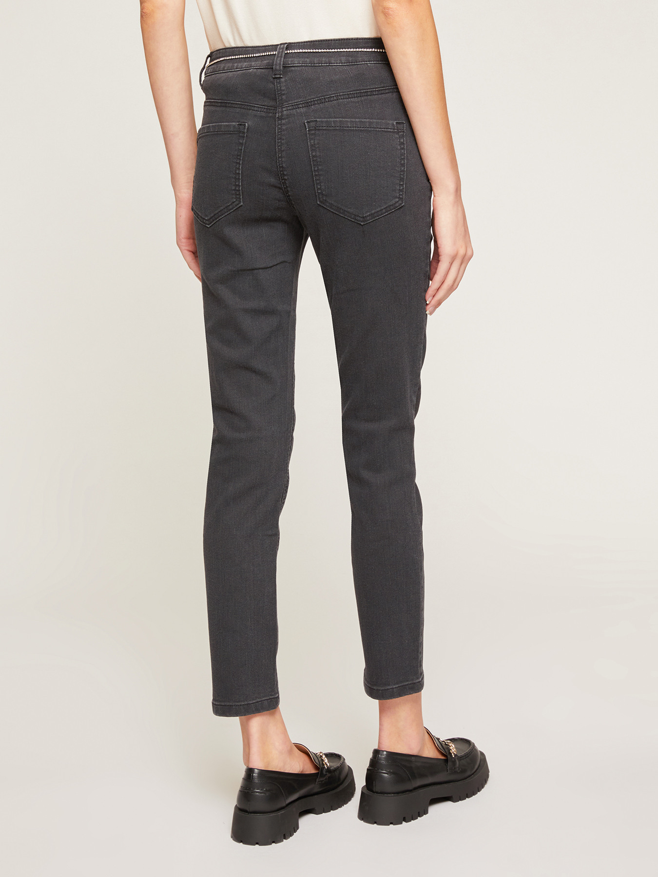 Vaqueros skinny con cadena de pedrer&iacute;a image number 1