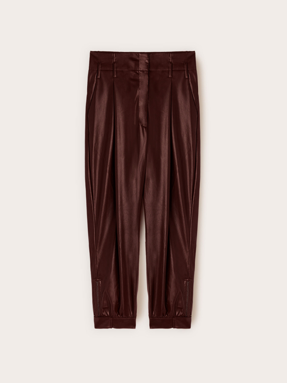 Pantaloni con pinces in tessuto spalmato