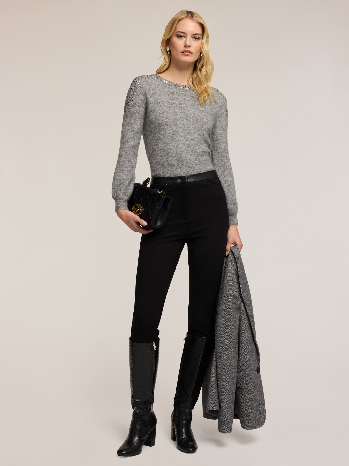 Maglia girocollo in mohair con borchie image number 3