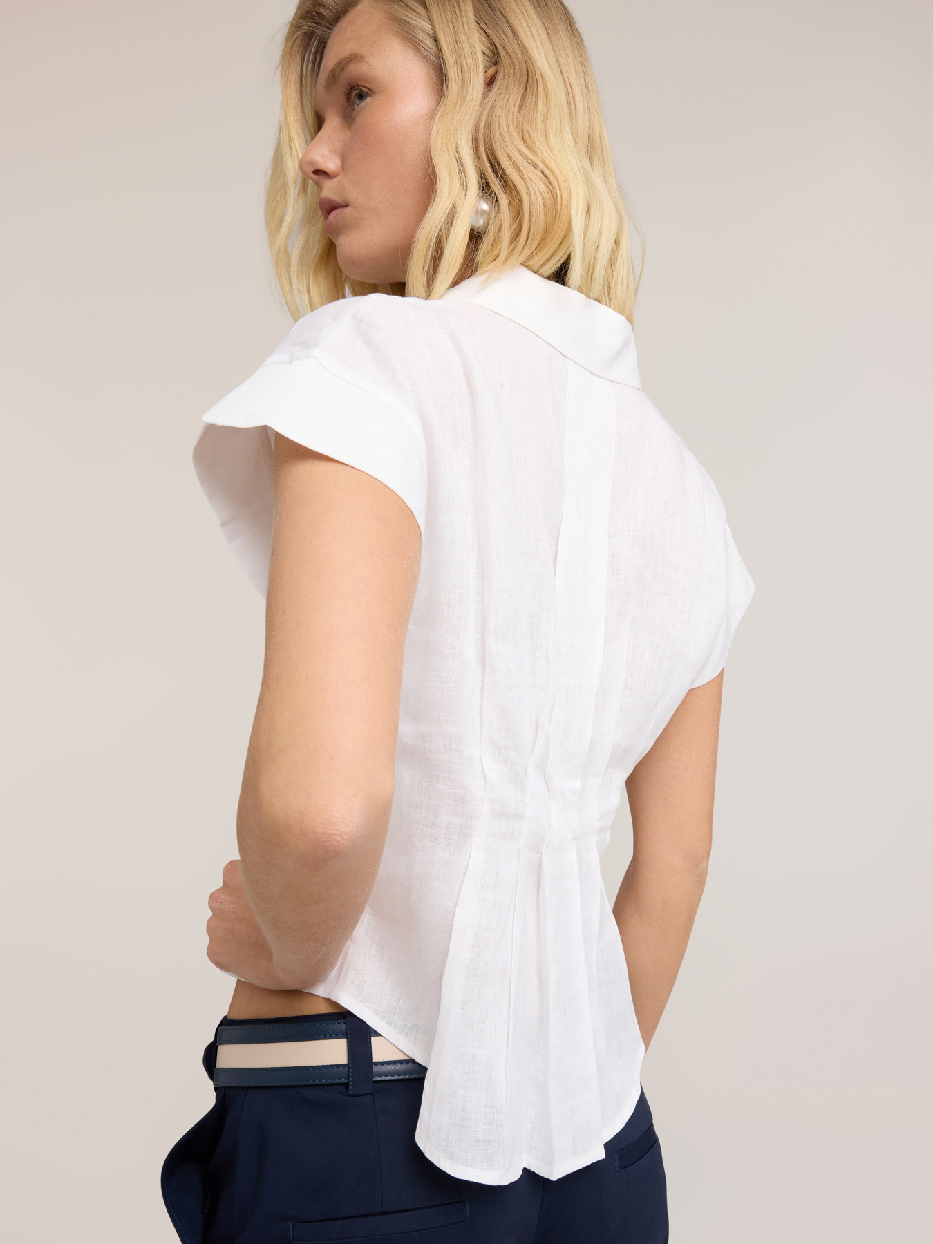 Linen shirt with pleats image number 2