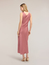 Langes Kleid aus Satin mit Kettendetail image number 1