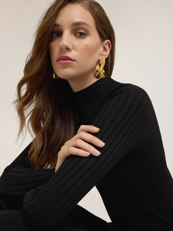 Pulover pe gât cu nervuri mulat pe corp