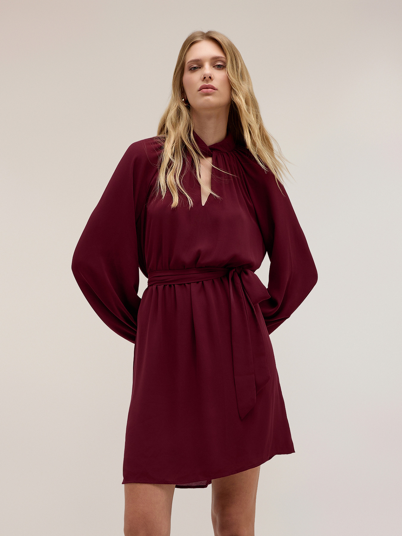 Ausgestelltes drapiertes Kleid aus Satin image number 0