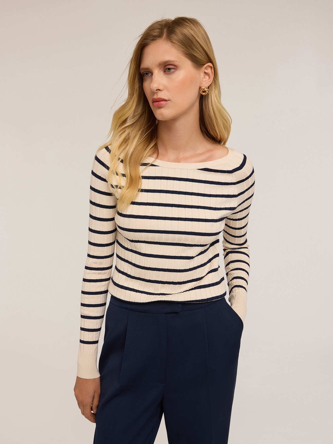 Pull à encolure bateau en côtes plates image number 3