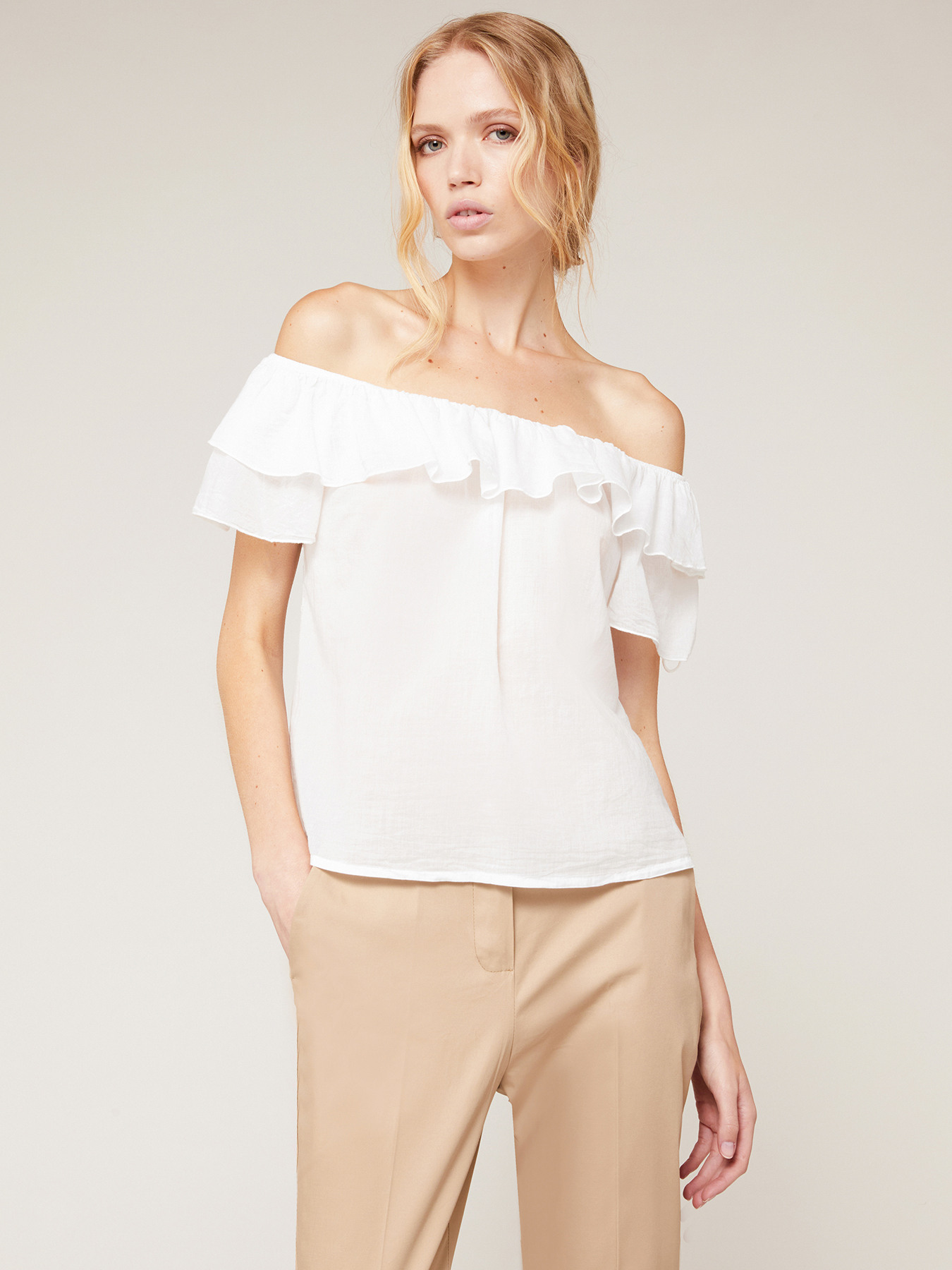 Top off-shoulders con volant image number 0
