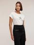T-shirt con scritta e applicazioni in strass image number 0