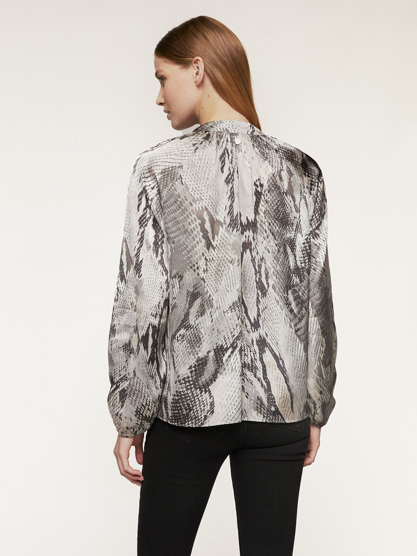 Blouse en satin motif python image number 1