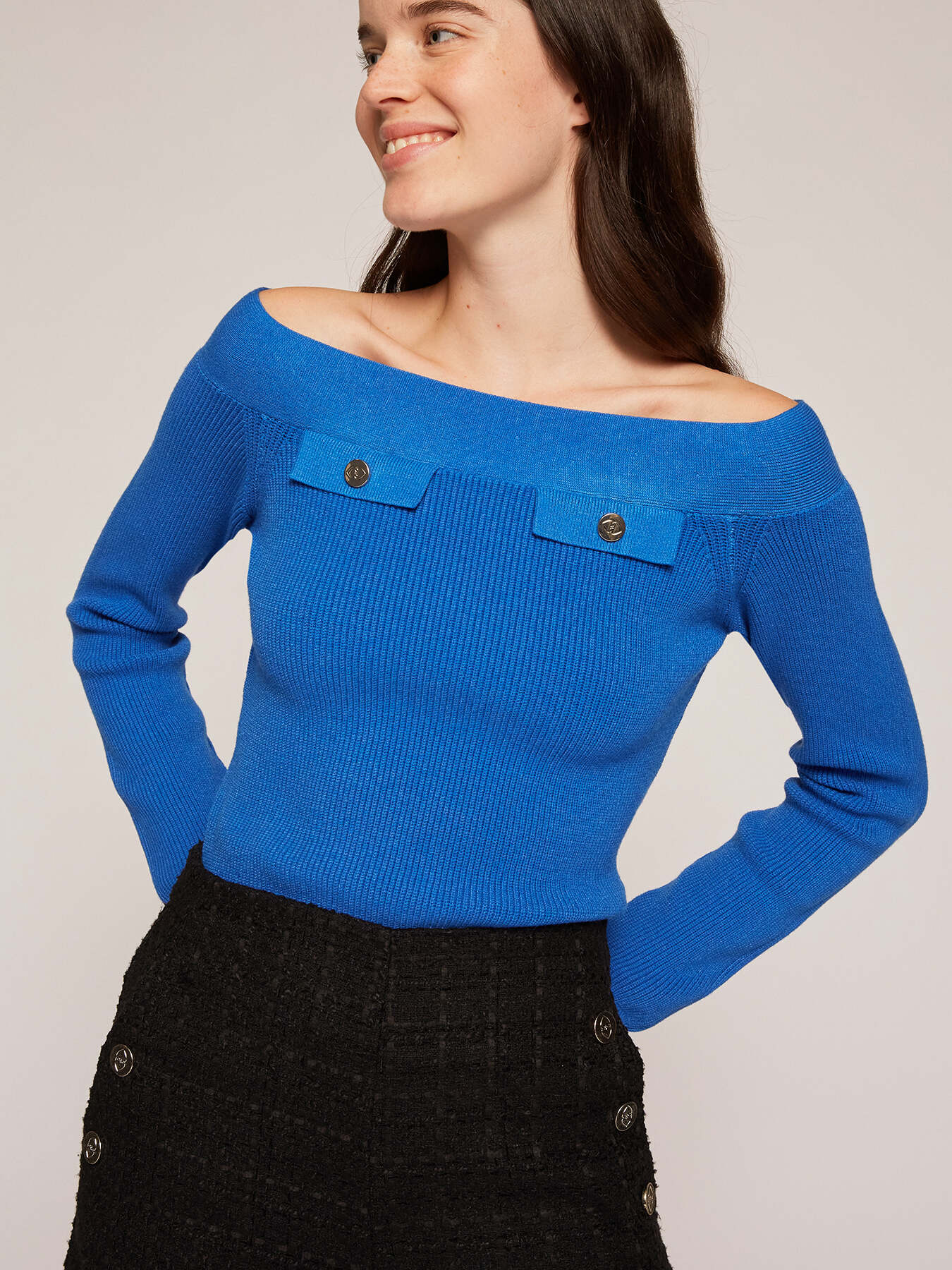 Off-shoulders sweater with a feature of pockets image number 2