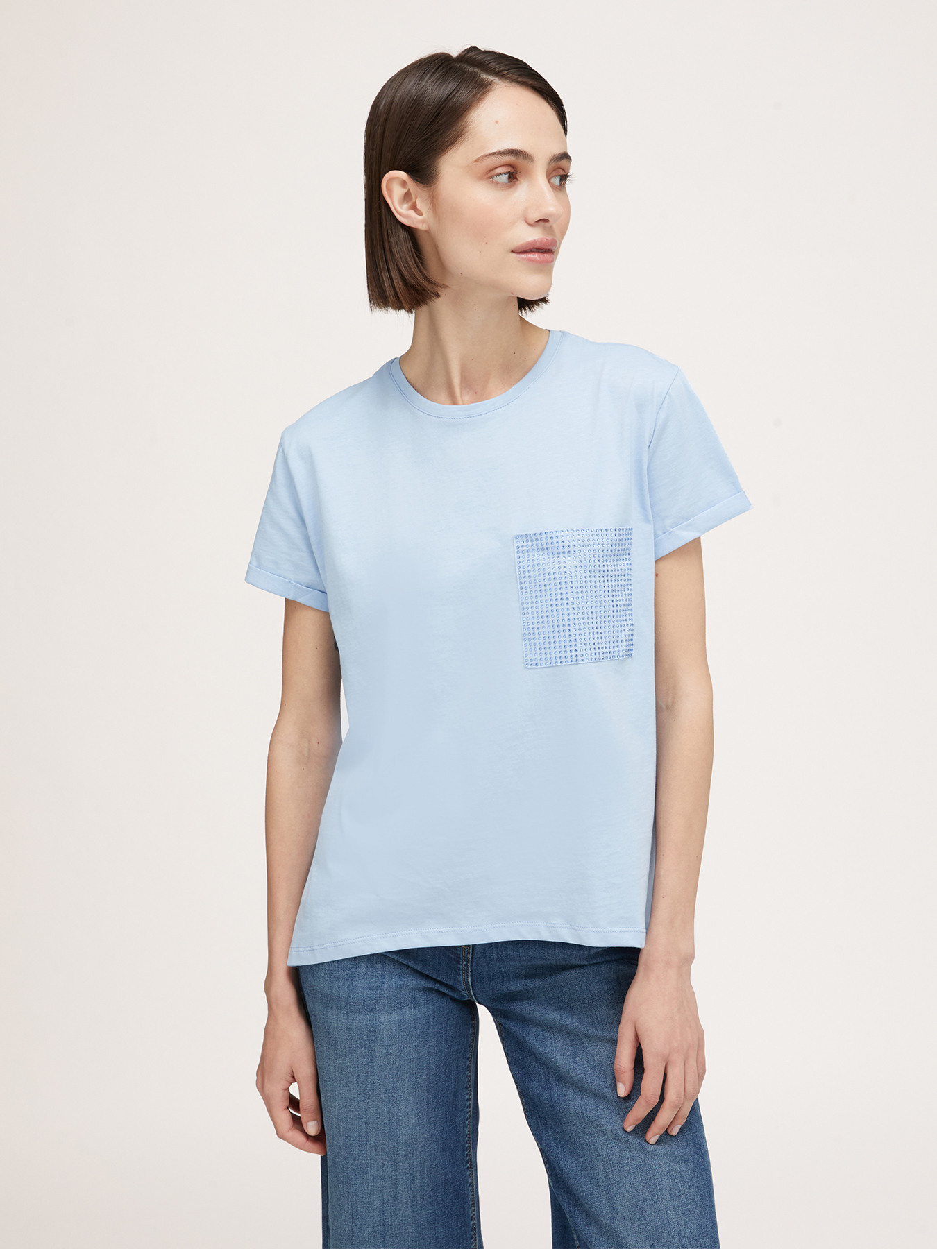 T-Shirt aus zwei Materialien mit strassbesetzter Tasche image number 0