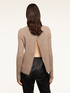 Pull avec une ouverture dans le dos image number 1