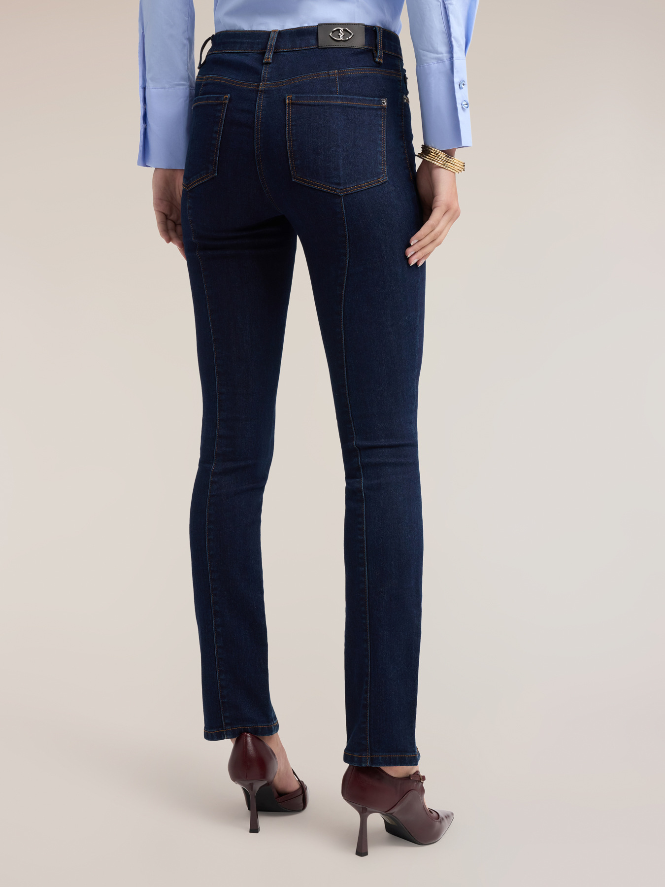 Skinny jeans with slit at the leg hem image number 1
