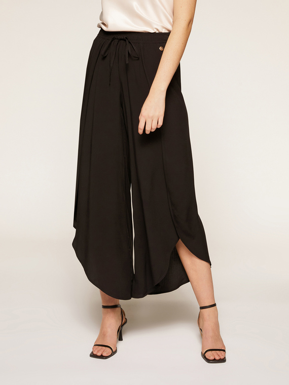 Cropped trousers with sarong pattern