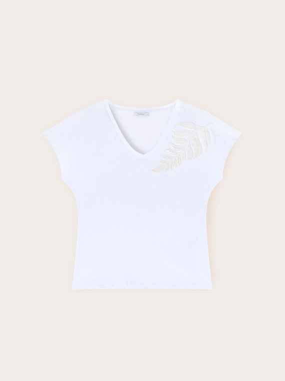 T-shirt with embroidery on the shoulder