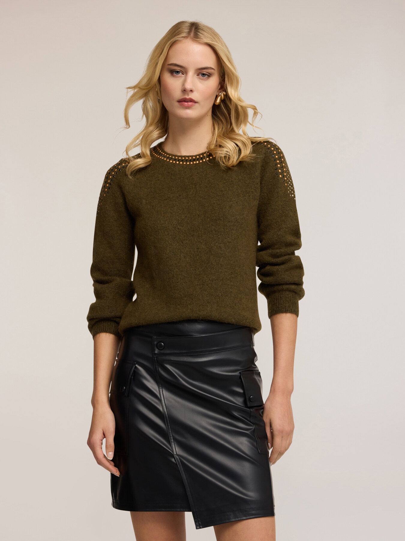 Rundhals-Pullover aus Mohair mit Nieten image number 3