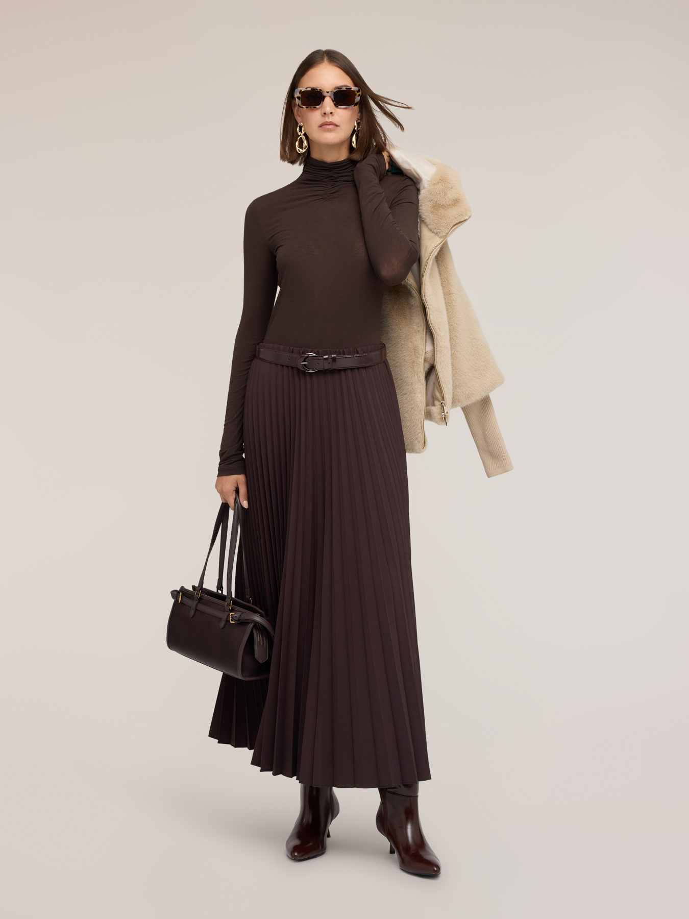 Turtleneck cashmere-blend t-shirt image number 2