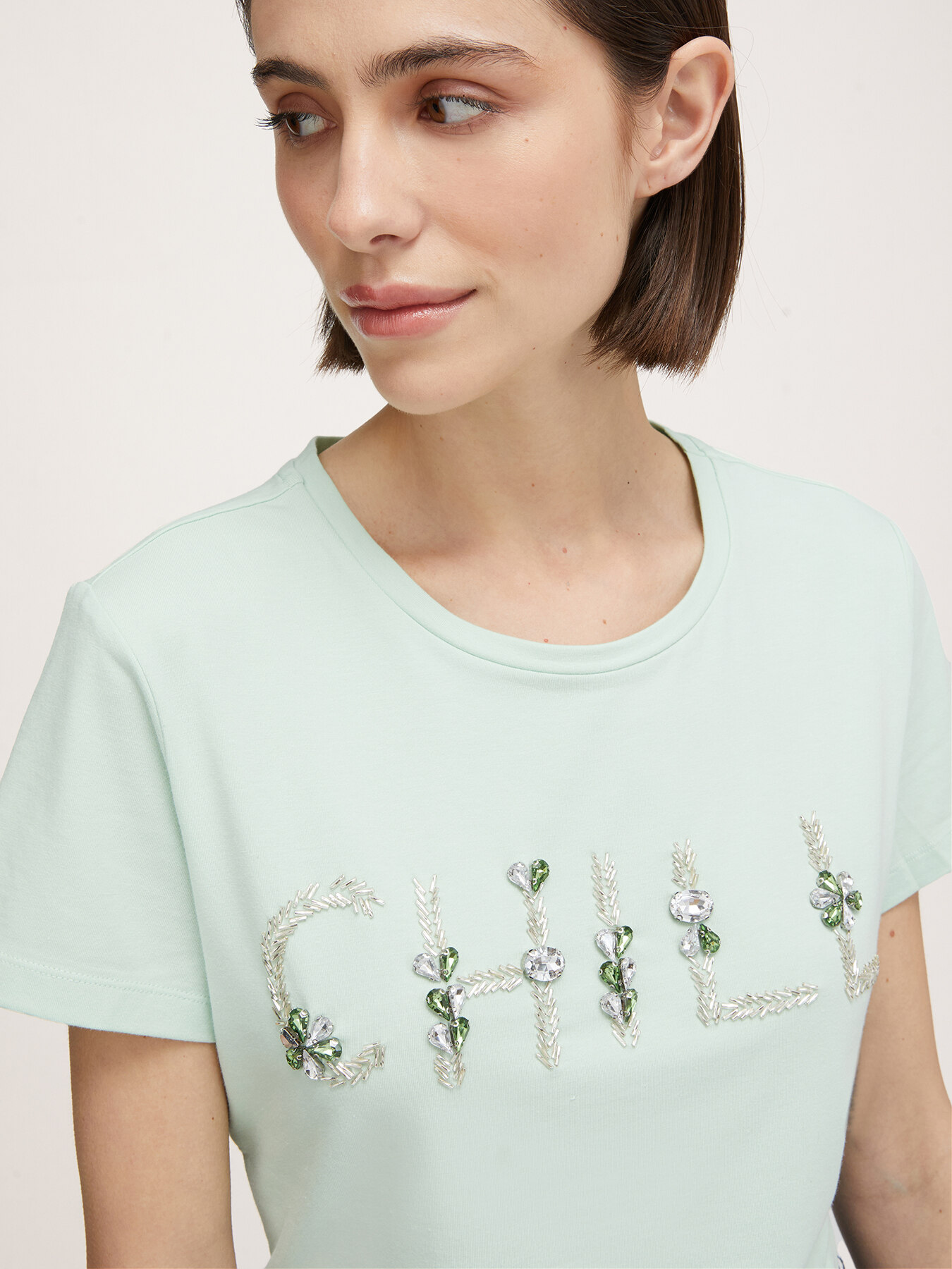 T-shirt scritta con pietre ricamate image number 2