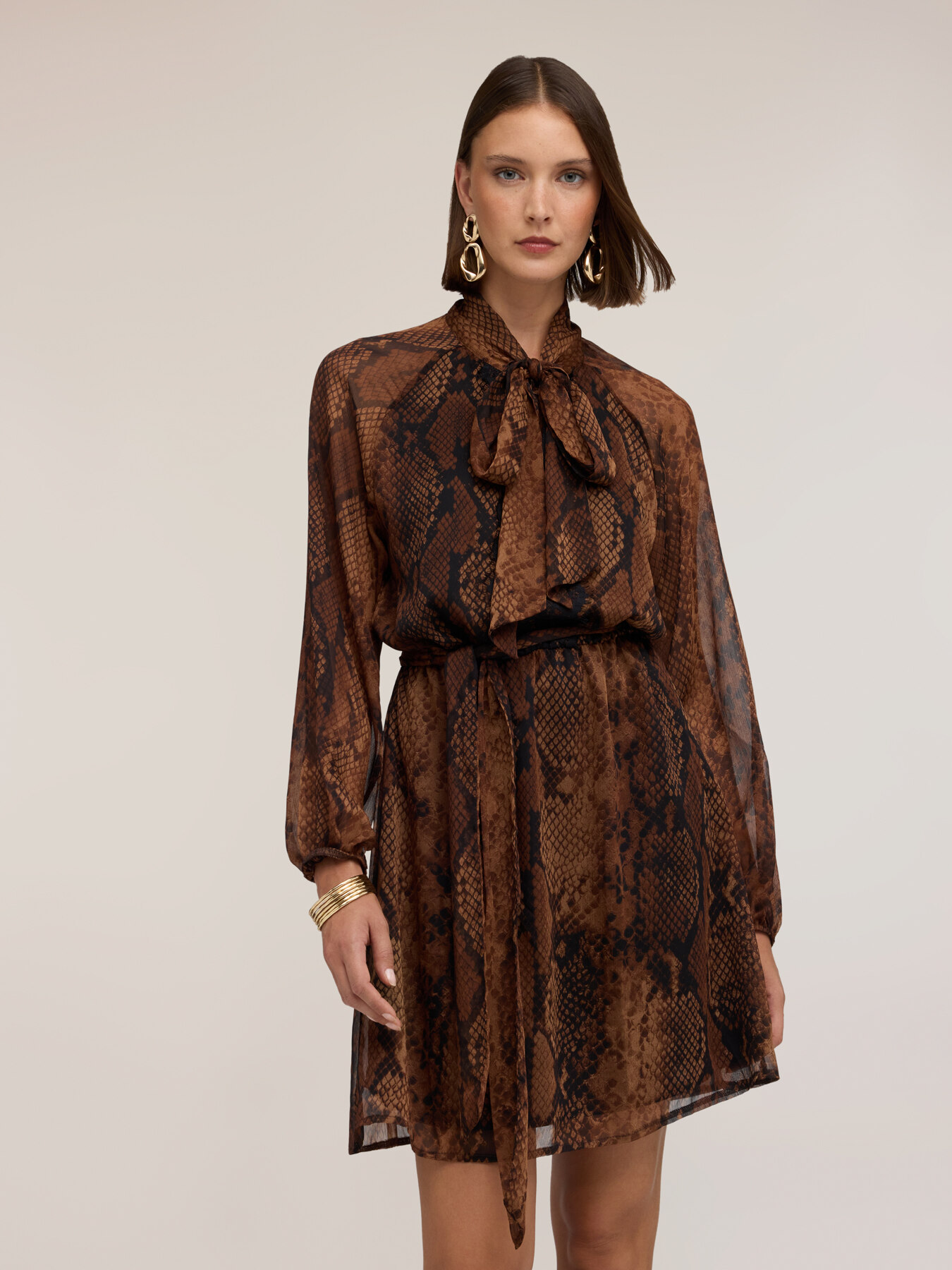 Kurzes drapiertes Kleid mit Python-Print image number 2