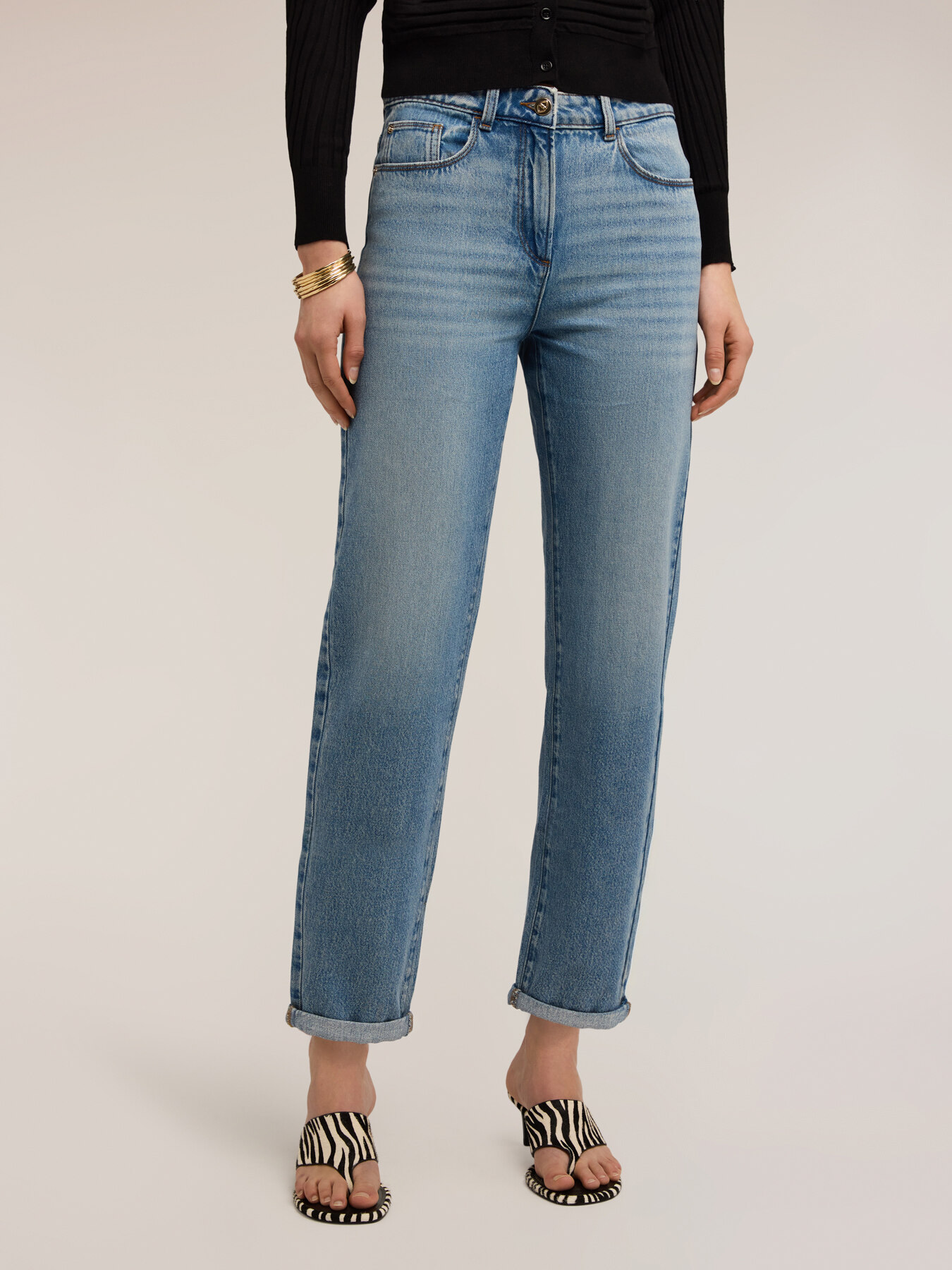 Boyfriend jeans with turn-up image number 2