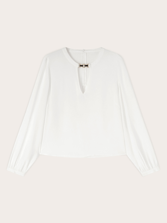 Blusa de crep&eacute; de China con pasador met&aacute;lico