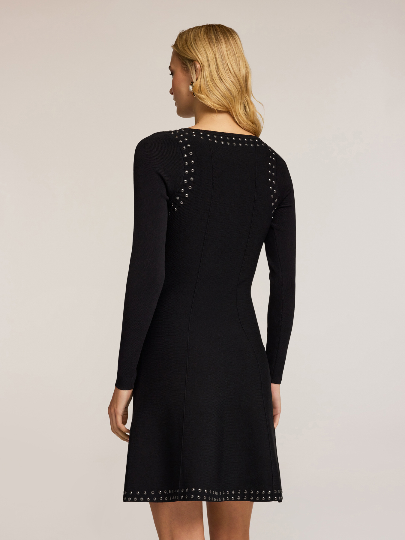 Robe midi &eacute;vas&eacute;e en maille avec applications image number 1