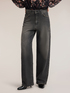 Barrel jeans in black wash denim image number 2
