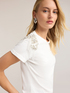 T-shirt con ricami crystal sulle spalle image number 3