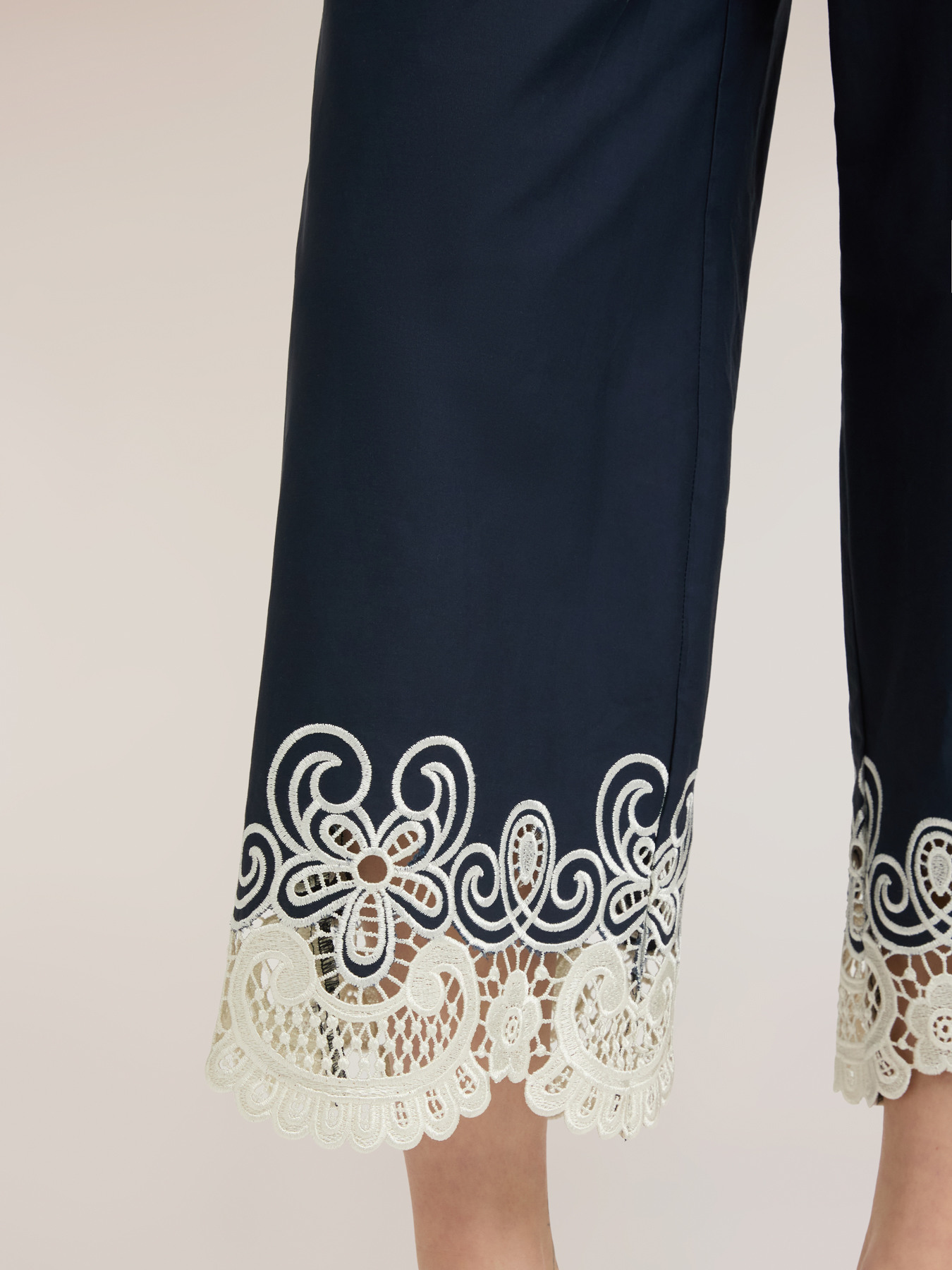 Cropped-Hose aus Popeline mit Spitze image number 3