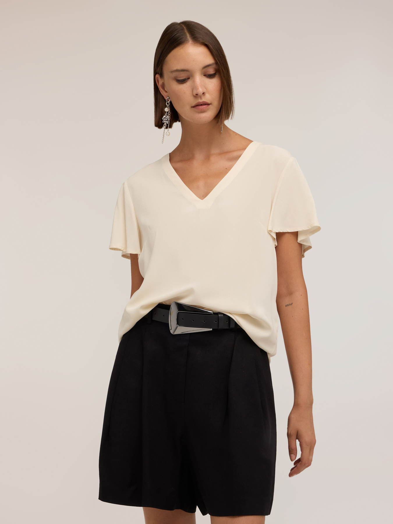 Blusa con scollo a V e maniche a volo image number 0