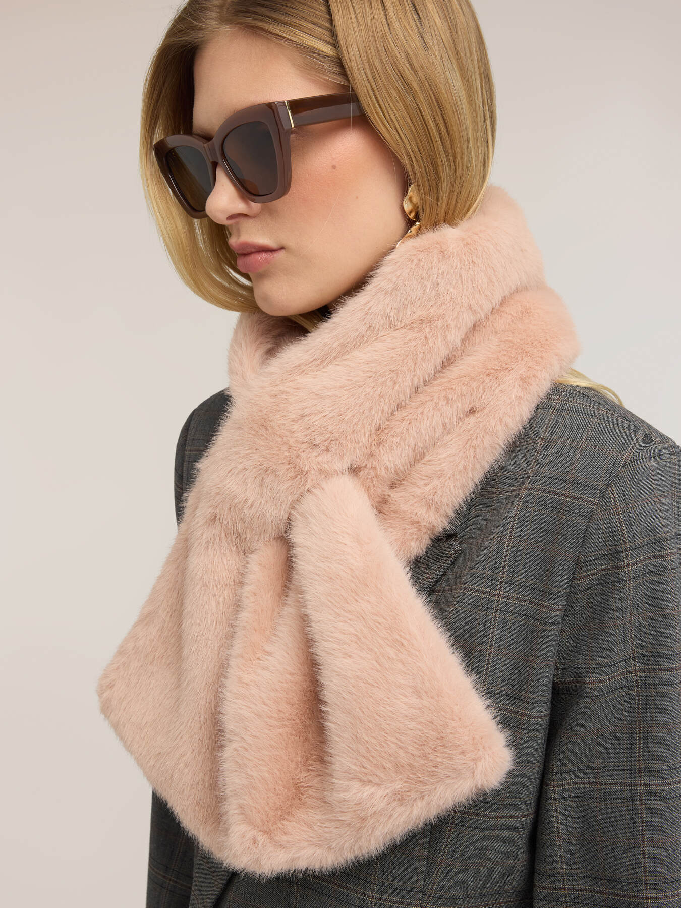 Short faux fur-effect stole image number 0