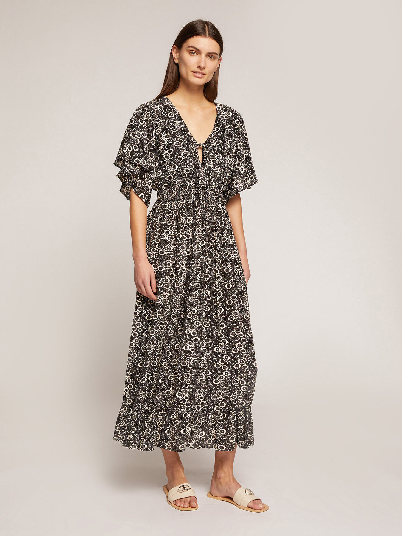 Long dress with floral pattern wide sleeves image number 0