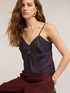Top de encaje con camisola interior y dobladillo festoneado image number 3