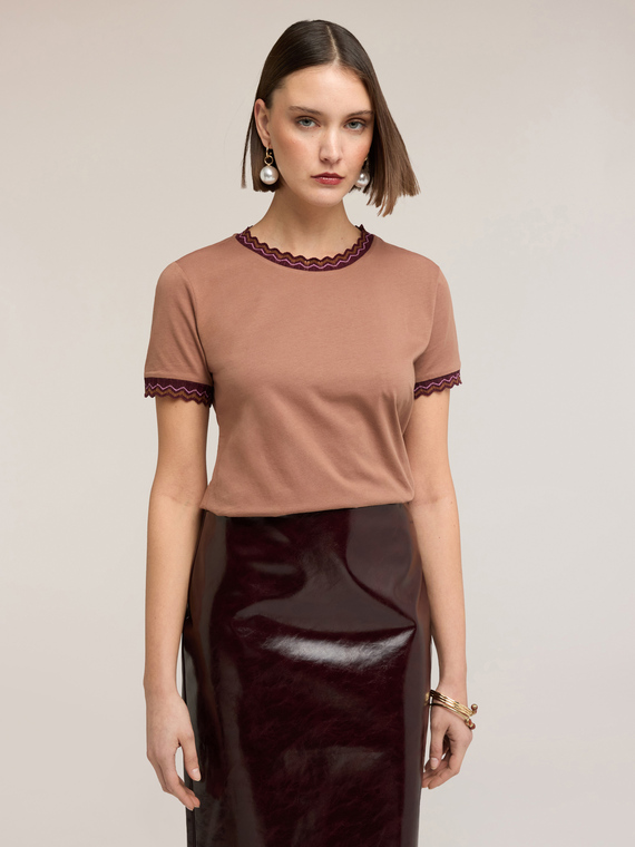 T-shirt with knitted edges