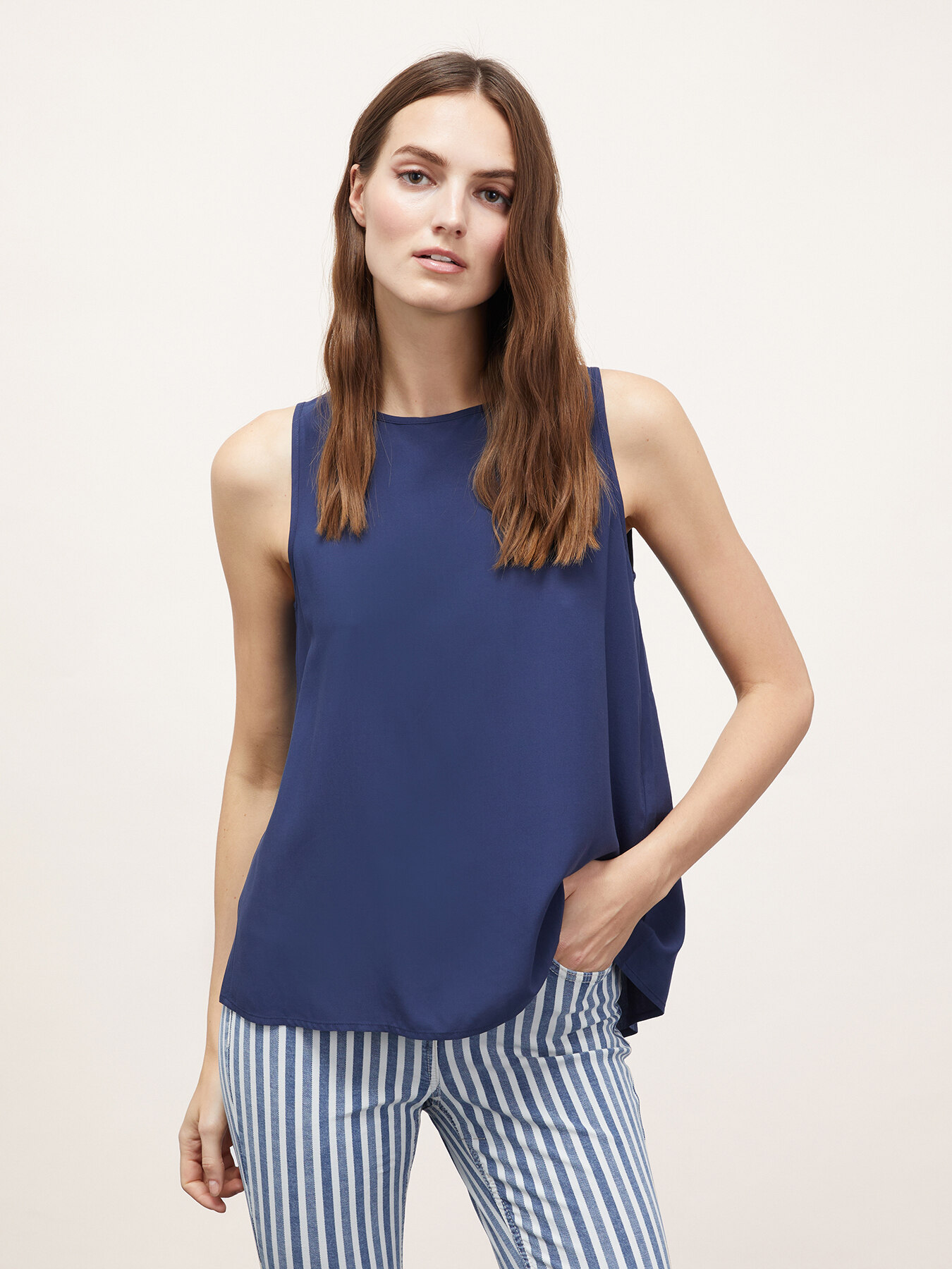 Flowing top with oversized rear slit image number 0