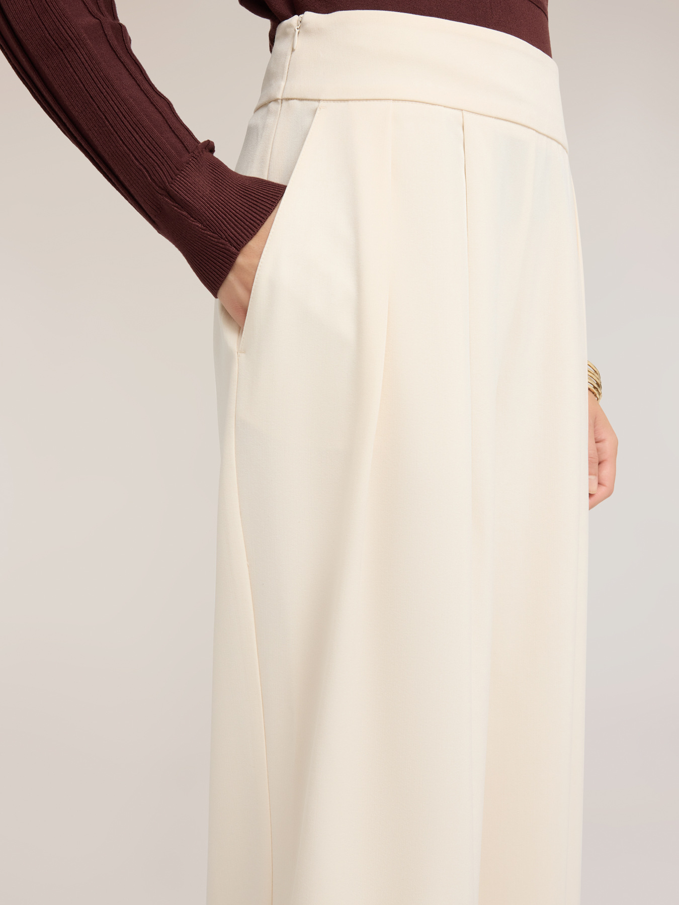 High-waisted palazzo pants with pleats image number 3