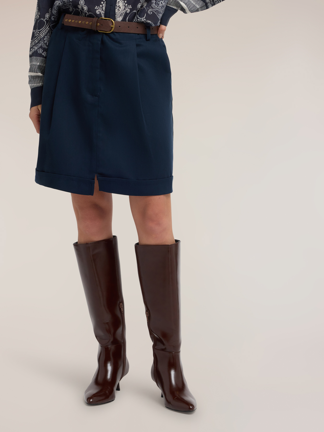 Skirt with pleats and studded belt image number 2