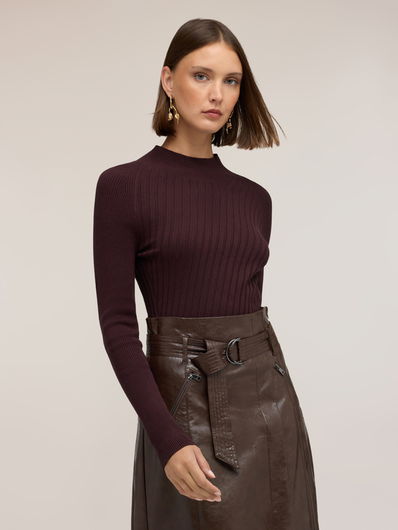 Rippstrick-Pullover mit diagonalen Rippen und asymmetrischem Saum