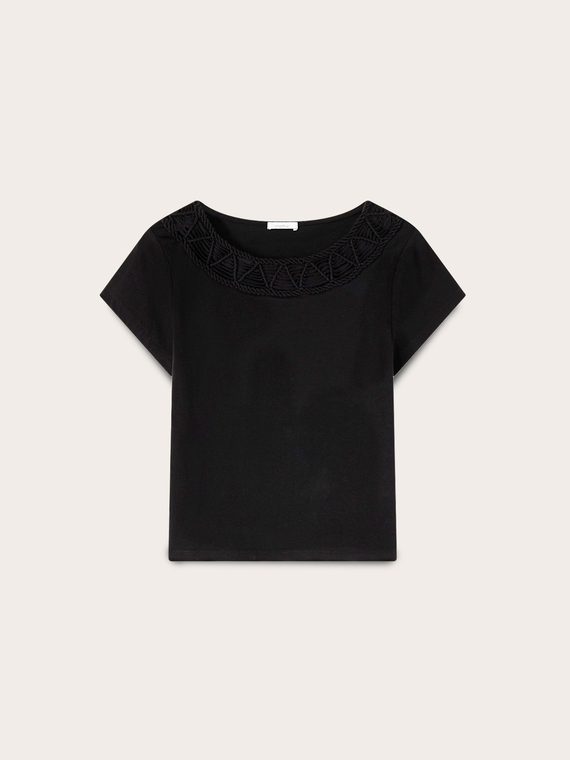 Camiseta con cuello barco bordado