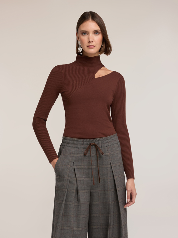 Rollkragenpullover mit Cut-out an der Schulter