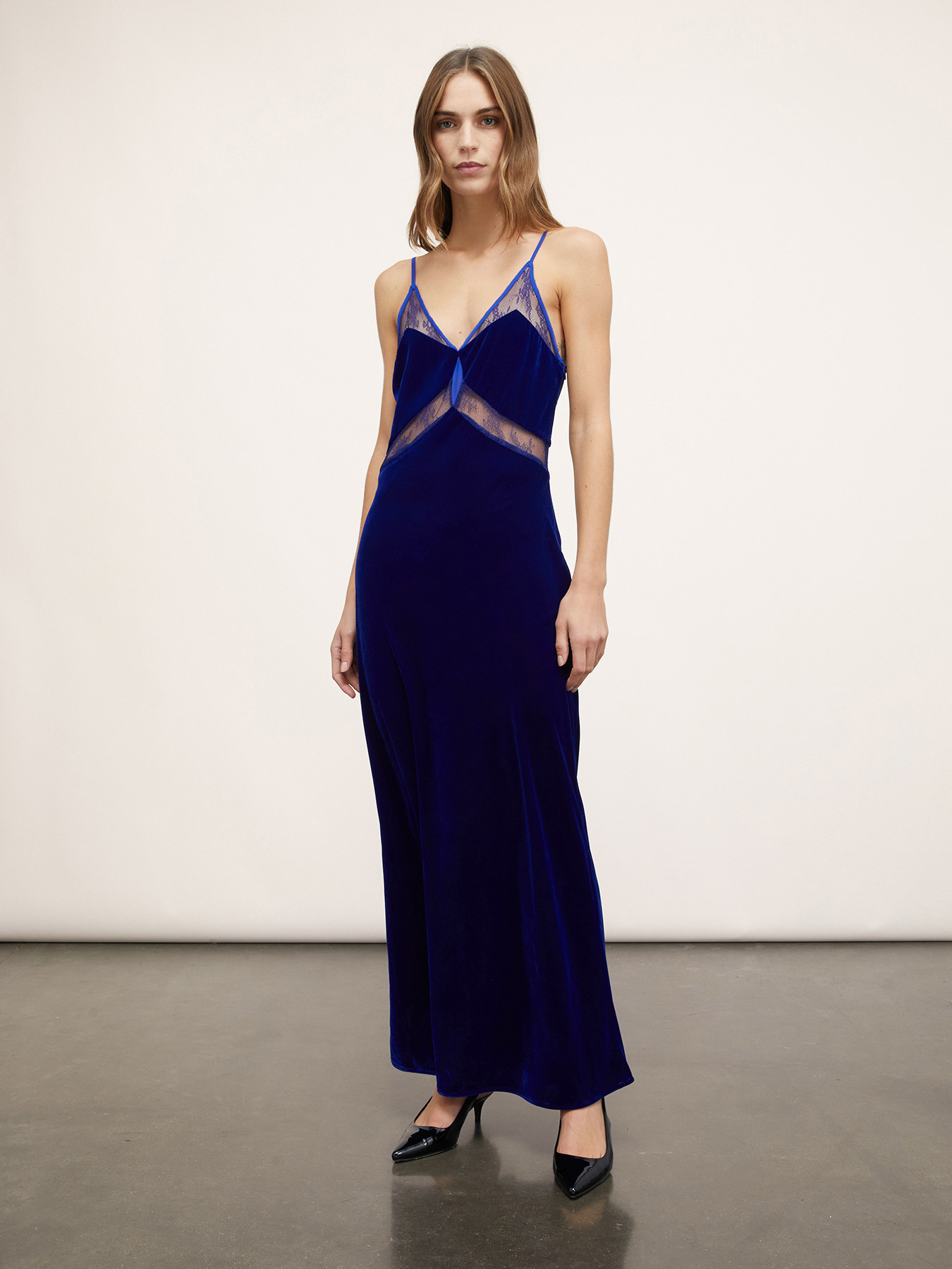 Smooth velvet and lace lingerie dress image number 0