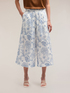 Pantaloni cropped in cotone con ricamo floreale image number 3