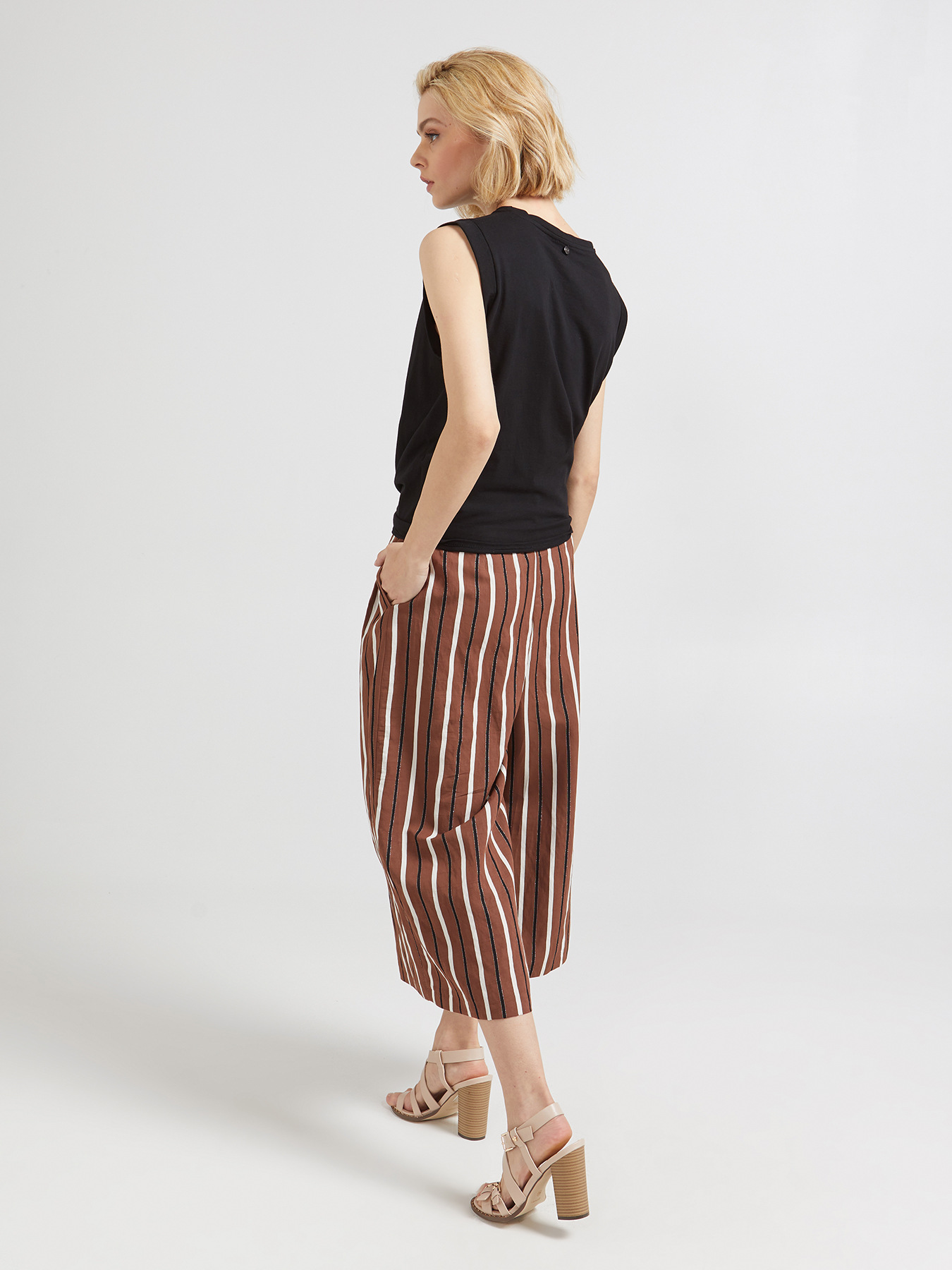 Pantaloni cropped a righe image number 1